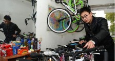 90后在校大学生张少、梁鹏、焦爱芬合伙创业,创建“自由人”自行车行